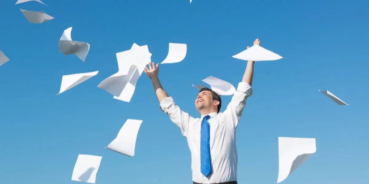 Freies Reden lernen: Redner spricht ohne Skript vor Publikum