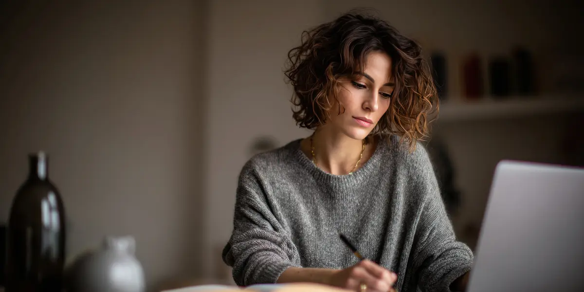 Frau, die eine Rede schreibt