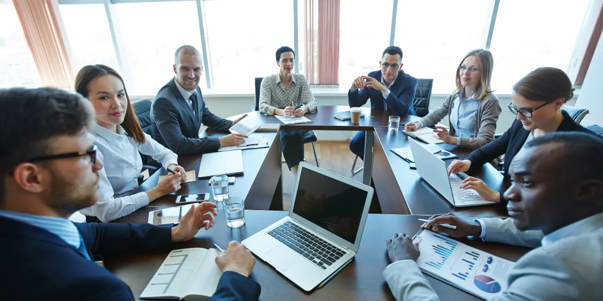 Mann versucht im Meeting zu überzeugen